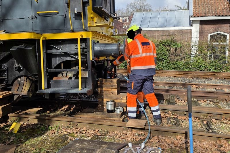 Museumlocomotief 605 van het Spoorwegmuseum herspoord door Incidentenbestrijders van ProRail